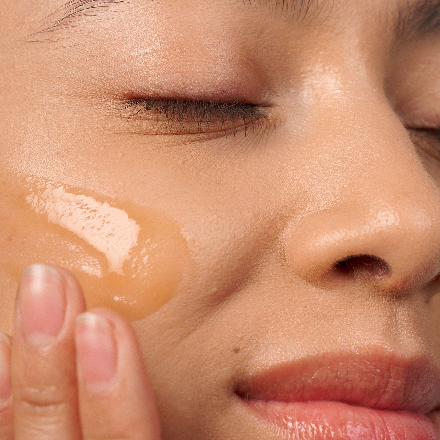 مجموعة نوفإكسبيرت لإشراقة ونضارة البشرة بفيتامين C (مع حقيبة أنيقة مجاناً)..Novexpert Vitamin C Radiant Glow Set with Travel Pouch